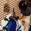 il est nu sur sa moto
