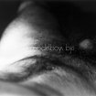 son phallus vu par dessus son épaule d'éphébe